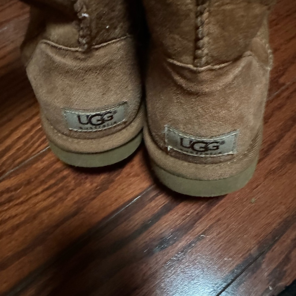 Flawed Ugg boot. But if folded down can’t see flaw otherwise great shape